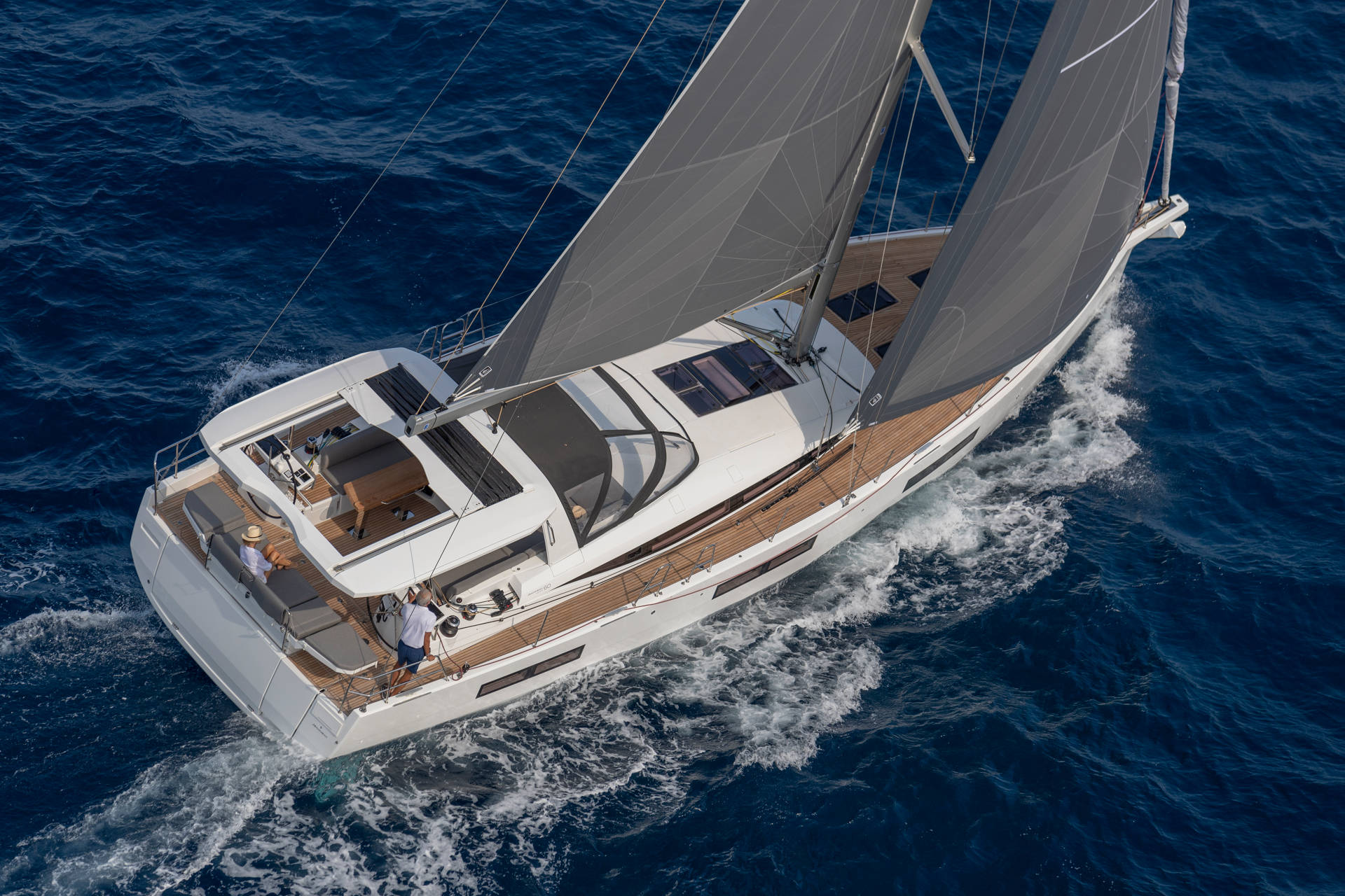 Vente De Bateaux Moteur Et Voiliers Jeanneau